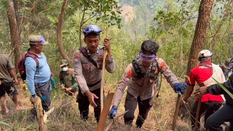 Gerak Cepat Polres Nganjuk dan Tim Gabungan Jinakkan Api, Karhutla di Gunung Wilis Padam