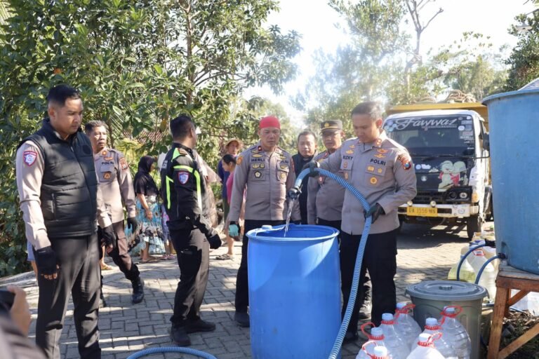 Terapkan Ecology Policing, Patroli Gentong Polres Trenggalek Kembali Salurkan Bantuan Air Bersih