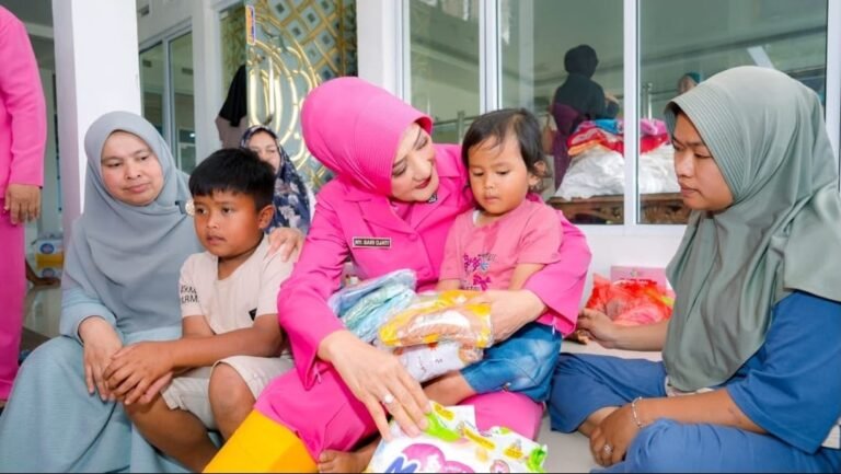 HKGB ke-74, Bhayangkari Sumbar Hadir Berikan Bantuan bagi Warga Terdampak Banjir Bandang