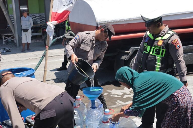 Polres Gresik Peduli, Salurkan Bantuan Air Bersih untuk Warga 3 Desa di Balongpanggang