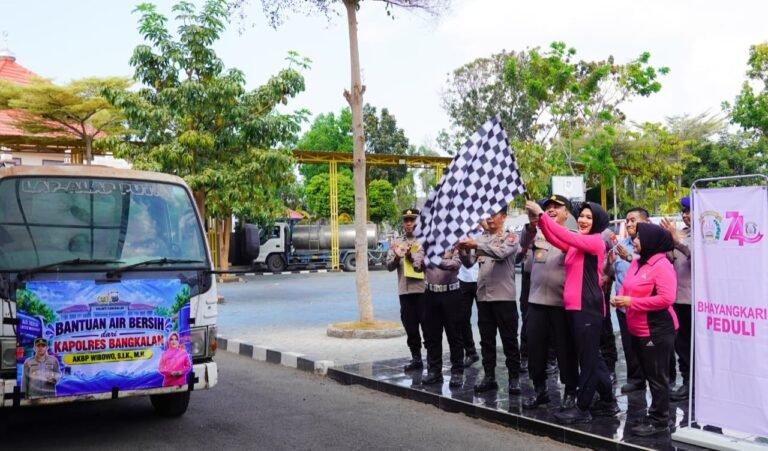 Atasi Krisis Air, Polres Bangkalan Distribusikan 48.000 Liter Air Bersih di Dua Kecamatan