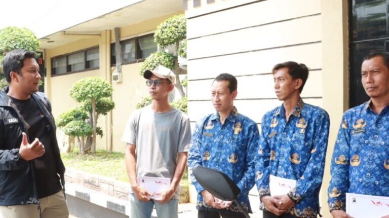 Polres Lamongan Beri Penghargaan Empat Warga yang Gagalkan Curanmor di Puskesmas Deket