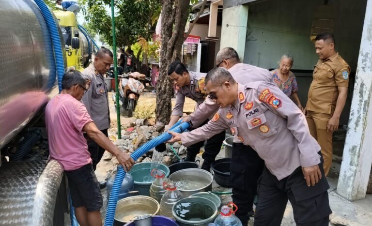 Polres Nganjuk Kerahkan Water Cannon dan Truk Tangki Pasok Puluhan Ribu Liter Air Bersih di Ngetos