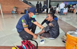 Polresta Bandara Soetta Beri Layanan Kesehatan dan Masker Gratis untuk Penumpang Pesawat yang Tertunda Akibat Erupsi Anak Krakatau