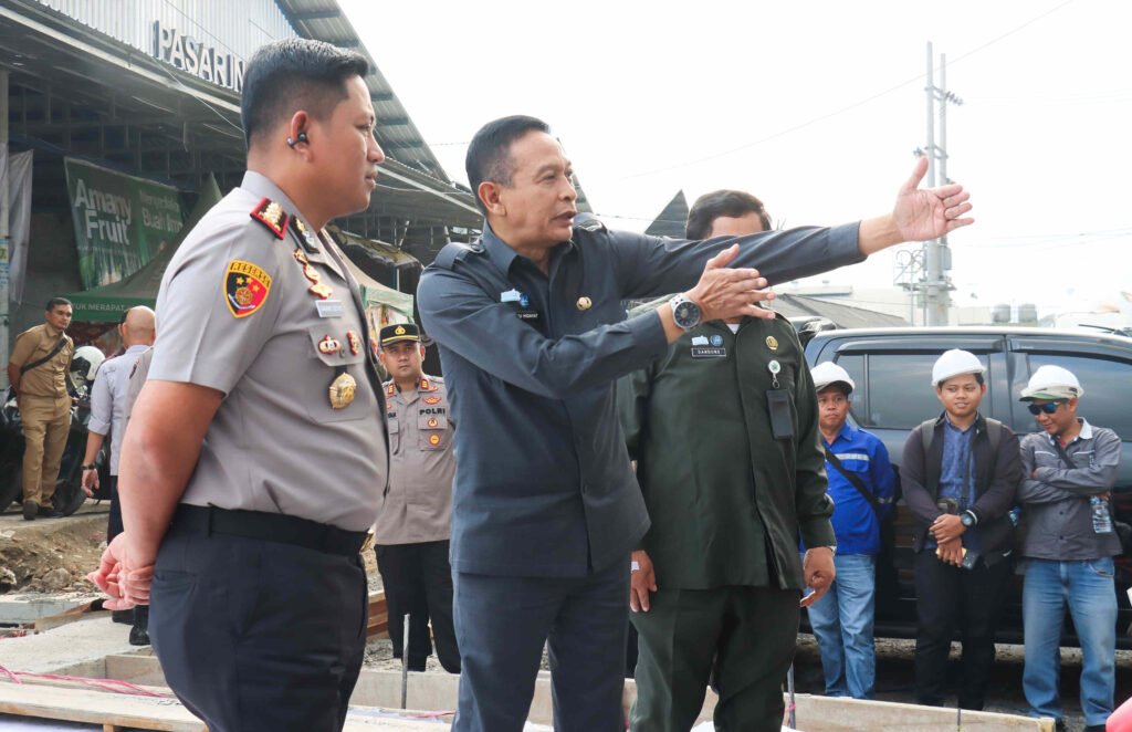 Polresta Malang Kota Kawal Penataan PIG, Kapolresta Danang Pastikan Keamanan dan Cegah Penumpukan Kendaraan di Pintu Keluar Pasar