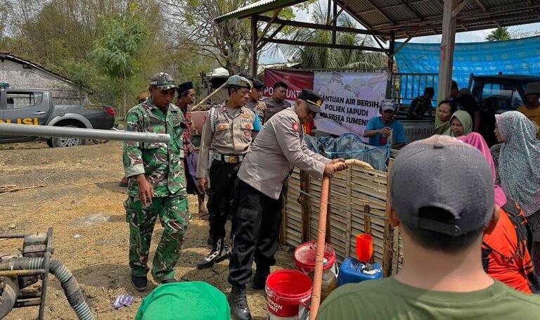 Polresta Sumenep Salurkan Bantuan Air Bersih untuk 440 KK di Desa Gendang Barat