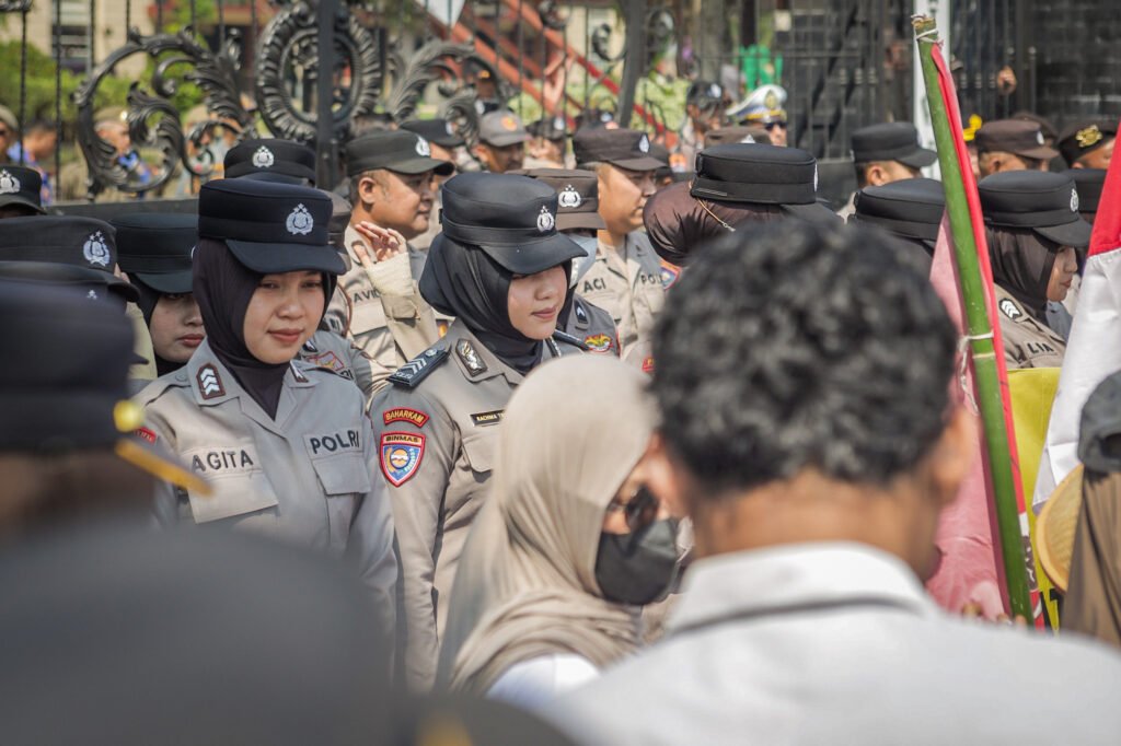 Polwan Polres Blitar Berikan Pelayanan Humanis, Berbagi Air hingga Bersihkan Sampah Bersama Massa Aksi