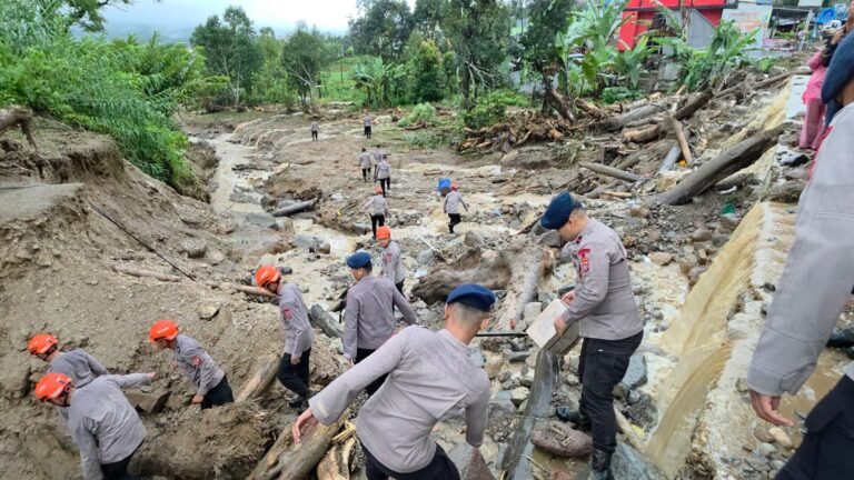 Saat Galodo Menerjang Solok, Polri Hadir Melayani: SAR Dikerahkan, Mapolres Jadi Tempat Pengungsian
