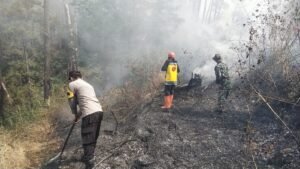 Polres Ngawi dan Tim Gabungan Jinakan Api di Gunung Botak, Medan Berat Jadi Tantangan