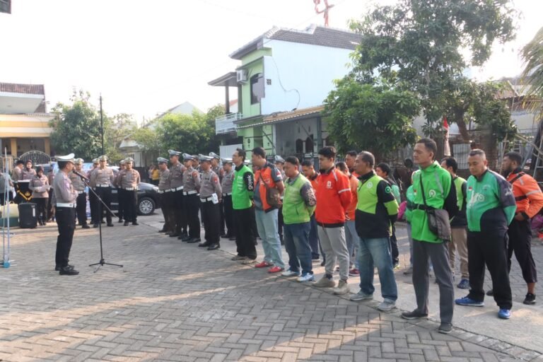 Sambut Hari Lalu Lintas Bhayangkara ke-71, Polres Mojokerto Berbagi Sembako Hingga SIM Gratis untuk Driver Ojol