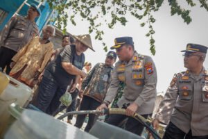 Polres Blitar Salurkan Bantuan Air Bersih dan Sembako bagi Warga Terdampak Kekeringan