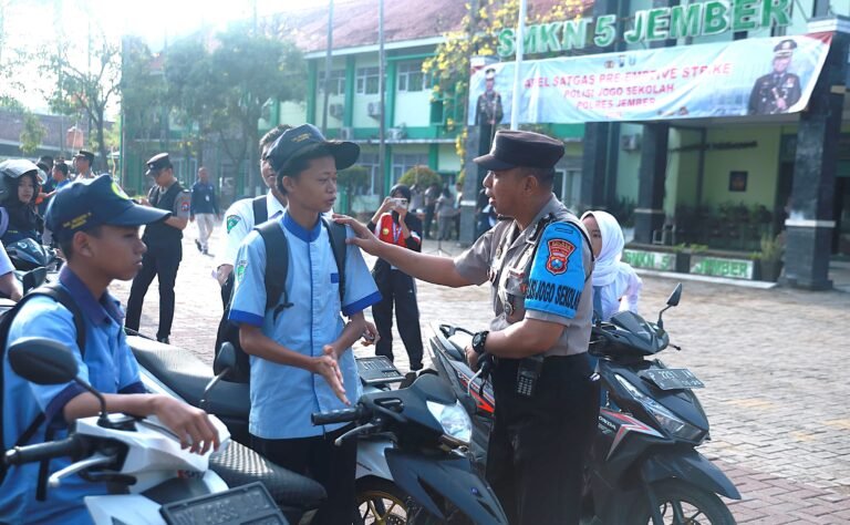 Polisi Jogo Sekolah: Langkah Preventif Polres Jember Siapkan Pelajar Menuju Generasi Emas 2045