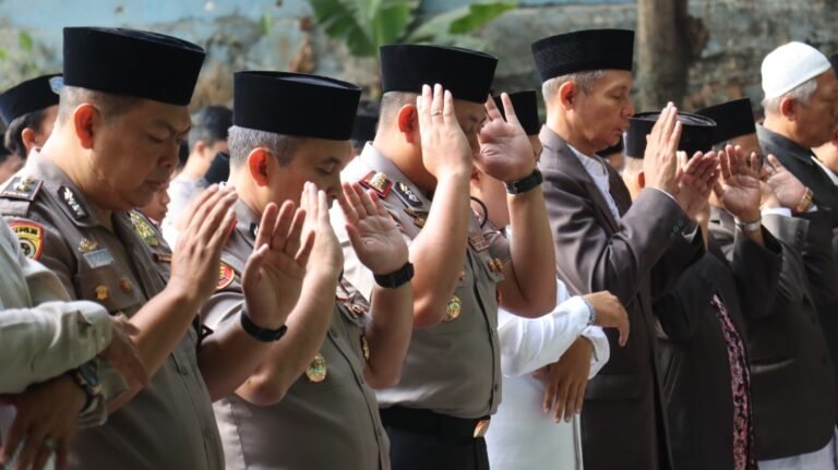 Kemarau Panjang, Kapolresta Malang Kota dan Wawali Gelar Sholat Istisqa, Ajak Warga Cegah Kebakaran