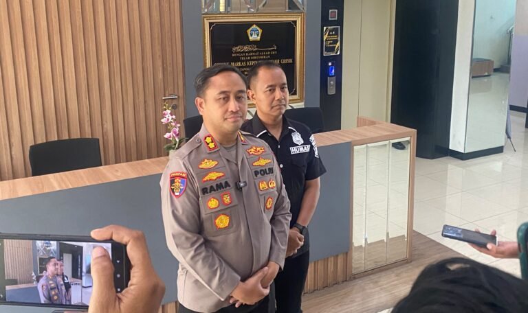 Kapolres Gresik Turun Tangan Respons Isak Tangis Warga Korban Pemerasan DC Pinjol