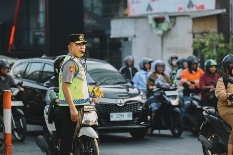 Kapolda Jatim Turun Langsung Pantau Pelayanan Lalu Lintas di Surabaya