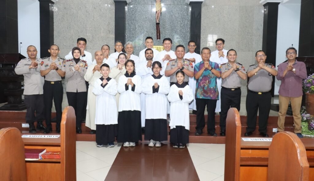 Minggu Kasih, Kapolresta Malang Kota Membangun Kebiasaan Saling Mengingatkan dan Ajak Para Jemaat Gereja Ratu Rosari Meningkatkan Kewaspadaan