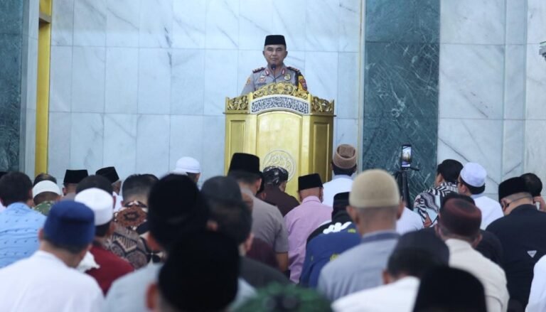 Sinergi Kamtibmas, Kapolda Jatim Implementasikan Program ‘Polisi Bersama Masyarakat’ lewat Jumat Keliling