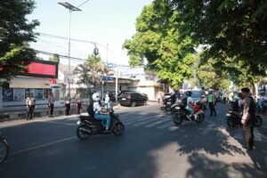 Polisi Bersama Masyarakat: Aksi Simpatik Polres Jember Edukasi Keselamatan Berkendara