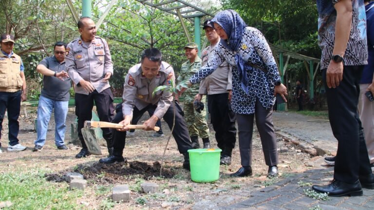 “Green Policing” di Taman Singha Merjosari, Kapolresta Danang dan Wakapolresta Alex Tanam Enam Bibit Pohon