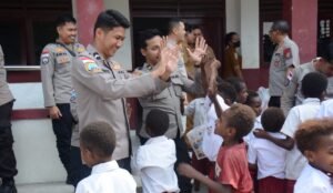 Satgas Damai Cartenz Bagikan Tas dan Alat Tulis untuk Masa Depan Papua