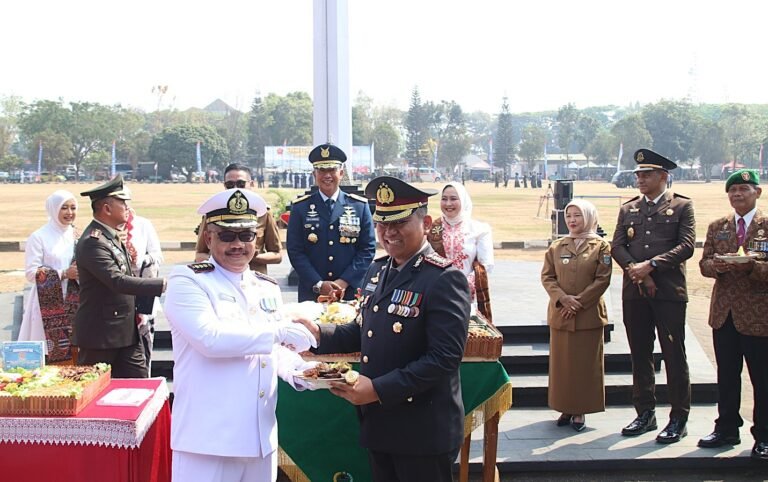 HUT ke-81 TNI, Polresta Malang Kota Tebar 7 Tumpeng Surpise Perkuat Soliditas TNI-Polri Menjaga Persatuah dan Kesatuah Bersama Hingga Wilayah Terkecil