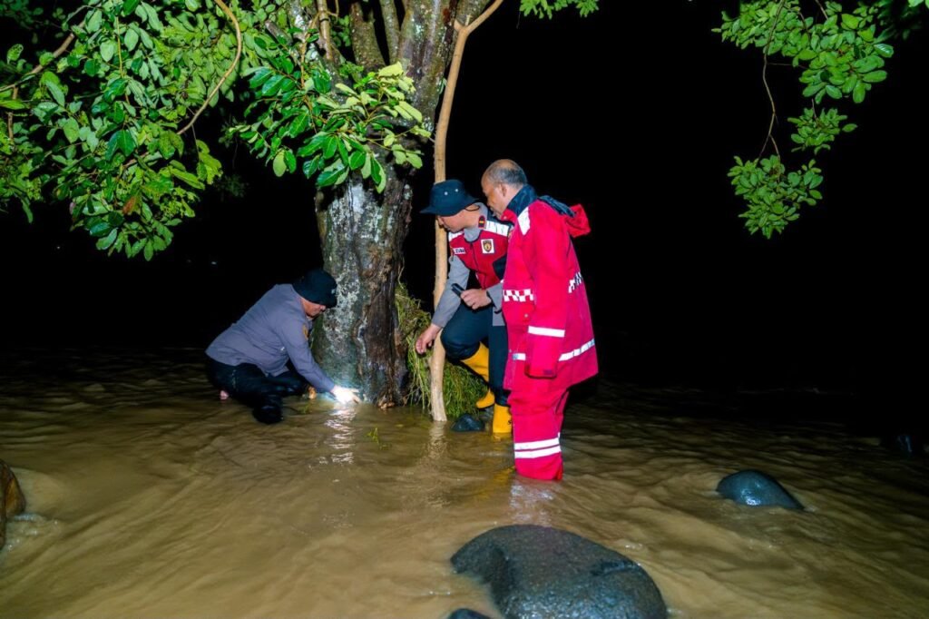Respons Cepat Tangani Banjir Padang, Polri Kerahkan Personel dan Dirikan Posko Kesehatan