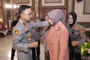 Jadi Ibu Asuh Polwan Polda Jatim, Ny. Lenia Dekananto Dorong Kesejahteraan dan Keharmonisan Keluarga Polri