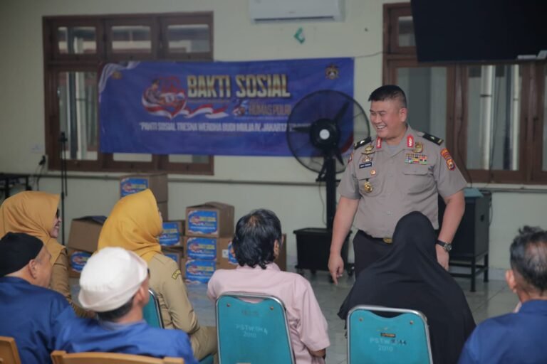 Hari Jadi ke-75 Humas Polri, Divhumas Polri Gelar Bakti Sosial untuk Lansia dan Anak Yatim