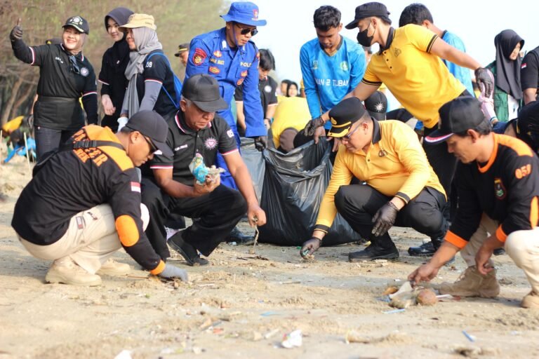 Polresta Tuban Gandeng Pesilat dan Pelajar Hijaukan Pantai Cemara, Sumbang Oksigen untuk Masa Depan
