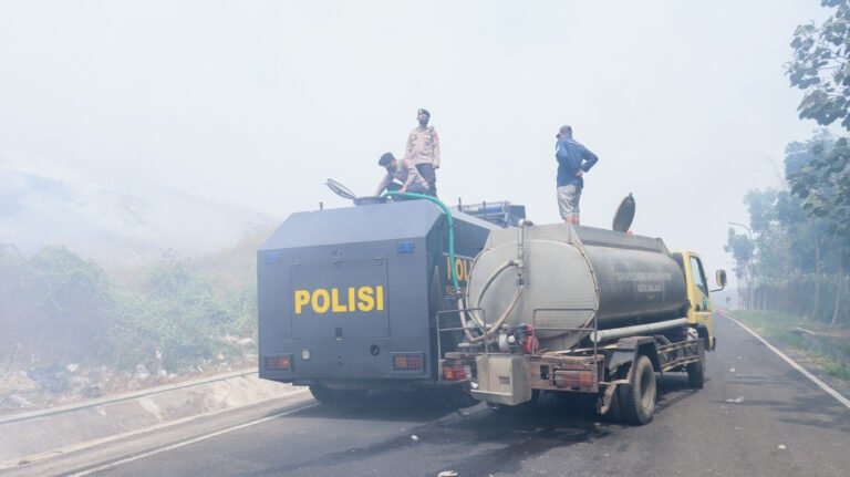 Polresta Malang Kota Kerahkan Mobil Water Cannon Bantu Tangani Kebakaran TPA Supit Urang