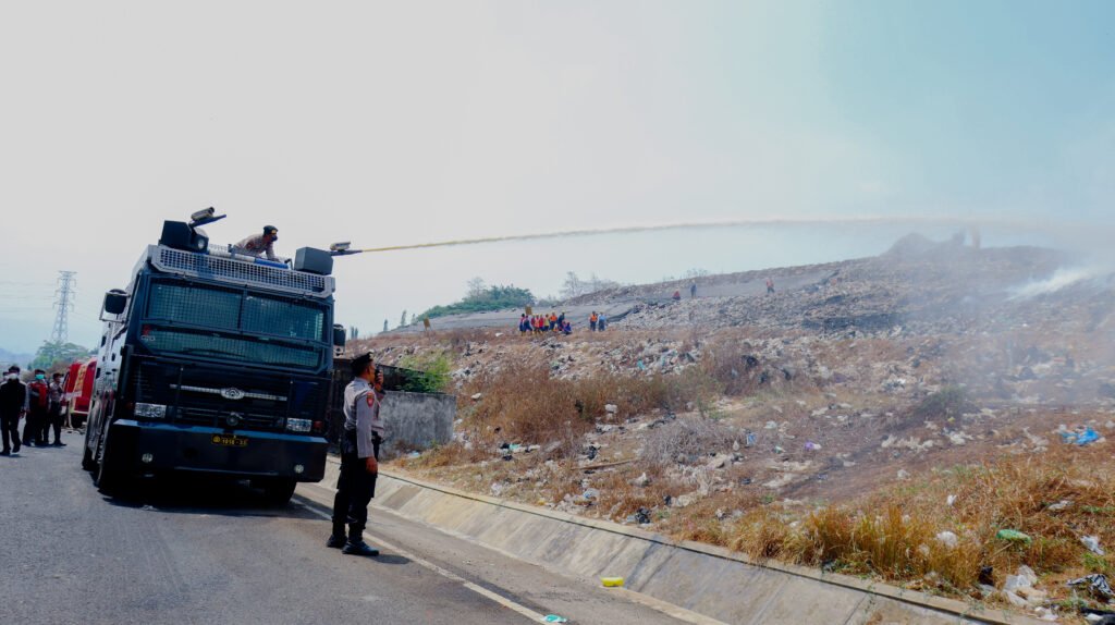 Polres Malang Kota Kerahkan Water Cannon Bantu Penanganan Kebakaran TPA Supit Urang