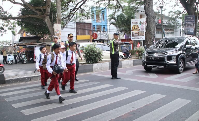 Polisi Peduli Sekolah, Wakapolresta Malang Kota Turun Langsung Seberangkan Siswa SDN 1 Purwantoro