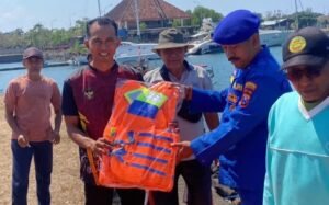 Keselamatan Nelayan Jadi Prioritas, Satpolairud Polresta Banyuwangi Bagikan Life Jacket