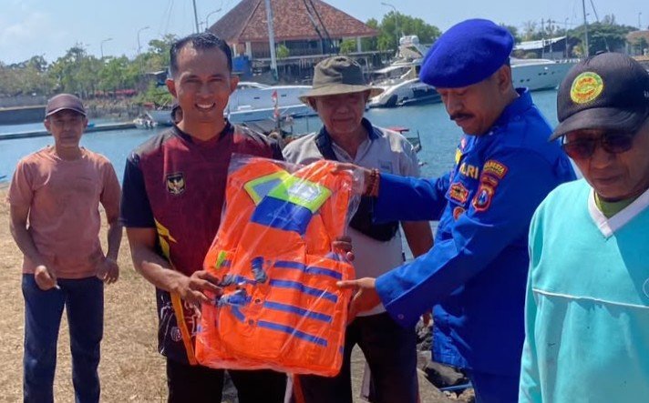 Keselamatan Nelayan Jadi Prioritas, Satpolairud Polresta Banyuwangi Bagikan Life Jacket