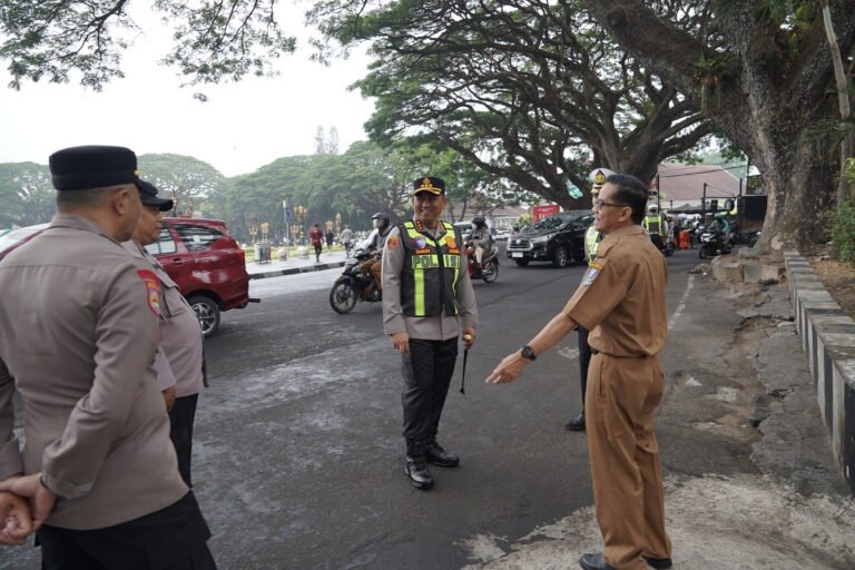 Polisi Peduli Sekolah, Kapolresta Malang Kota Turun Atur Lalu lintas Pagi di Depan SMAN 4