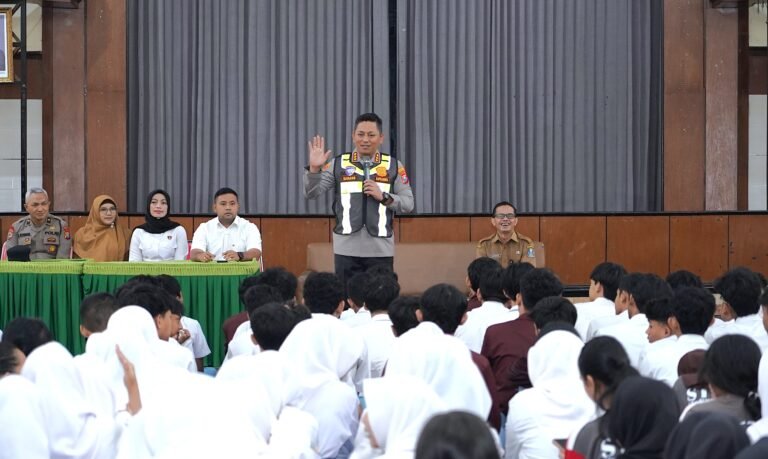 Kapolresta Malang Kota Edukasi Siswa SMAN 4 tentang Cyber Crime, NAPZA, dan Bahaya Bullying