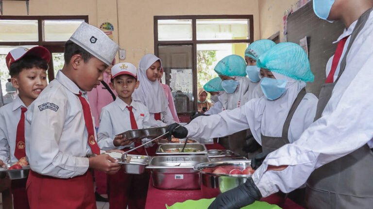 Pastikan Higienis, Kapolres Malang Cek Pilot Project MBG Konsep Prasmanan