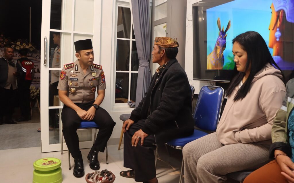 Polisi Bersama Masyarakat: Polres Pasuruan Sambangi Rumah Duka Korban Karhutla TNBTS