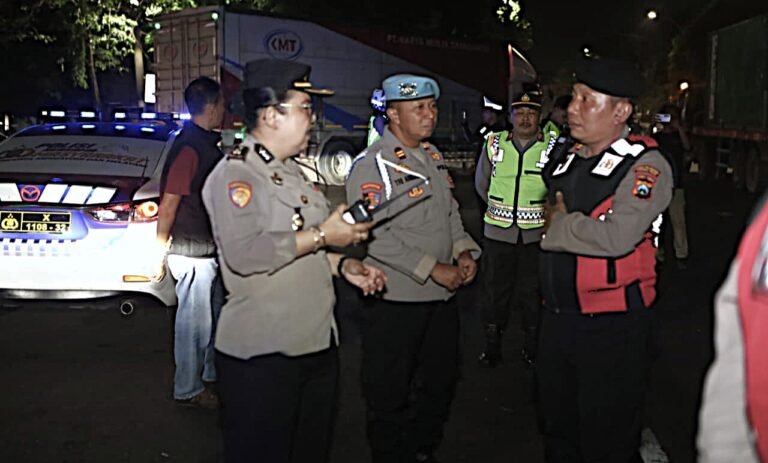 Polres Pelabuhan Tanjung Perak Gelar Patroli Skala Besar Antisipasi Gangster dan Balap Liar