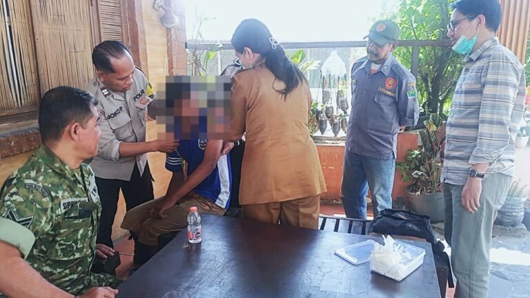 Pak Bhabin Dampingi Evakuasi Warga yang Mengalami Gangguan Kejiwaan ke RSJ Lawang