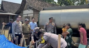 SABER Satlantas Polres Ngawi: Salurkan Bantuan Air Bersih untuk Warga Terdampak Kekeringan