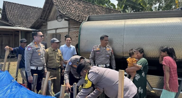 SABER Satlantas Polres Ngawi: Salurkan Bantuan Air Bersih untuk Warga Terdampak Kekeringan