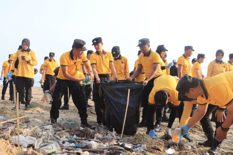 Green Policing: Polresta Tuban Bersihkan Sampah dan Tanam 200 Cemara di Pantai Jenu