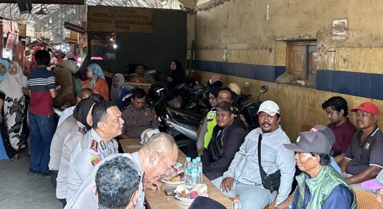 Cangkrukan Kamtibmas, Kapolres Pelabuhan Tanjung Perak Serap Aspirasi Pekerja Pasar Pabean