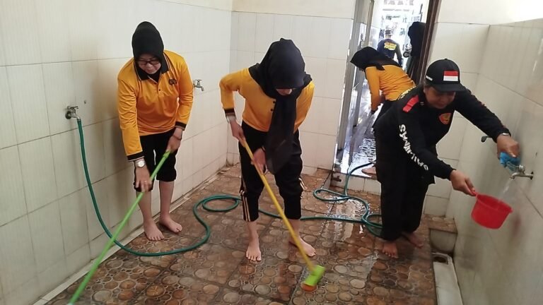Kapolsek Blimbing Gelar “Green Policing” di Masjid, Bersihkan Tempat Ibadah dan Salurkan Perlengkapan Salat