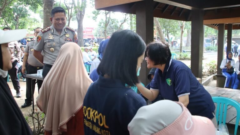Siapkan Sarapan dan Cek Kesehatan Gratis di Taman Singha Merjosari, Polresta Malang Kota Jemput Bola Layani Warga