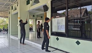 Sambut HUT Humas Polri ke-75, Polresta Malang Kota dan Wartawan Bersihkan Masjid Darussholihin