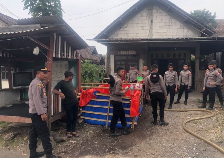 Semangat ‘Polisi Bersama Masyarakat: Polda Jatim Dirikan Posko Karhutla dan Distribusikan Air Bersih di Pasuruan